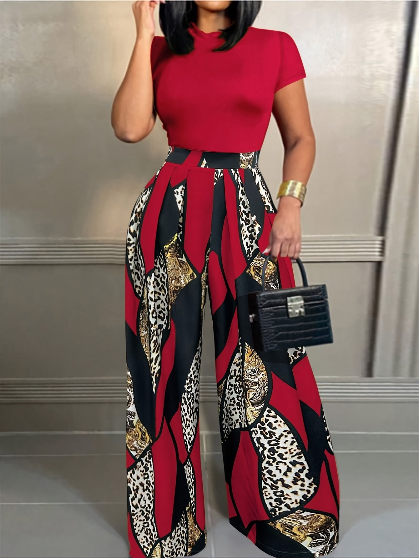 A Fitted Short-Sleeve T-Shirt Paired with Elastic Waist Printed Wide-Leg Pants, Perfect for Summer.